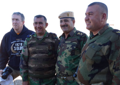 Pesmerga harcosok Iraki Kurdisztánban az ELTE ásatásán. A cikk szerzője, Dezső Tamás ELTE pulóverben